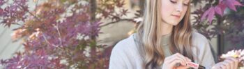 Frau bei Roller Anwendung der doTerra Kids collection