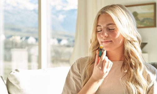 Frau inhaliert Ravintsaraöl von doTerra