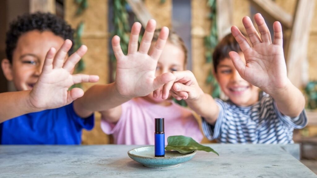Kinderhände vor einem ätherischen Öl Roller